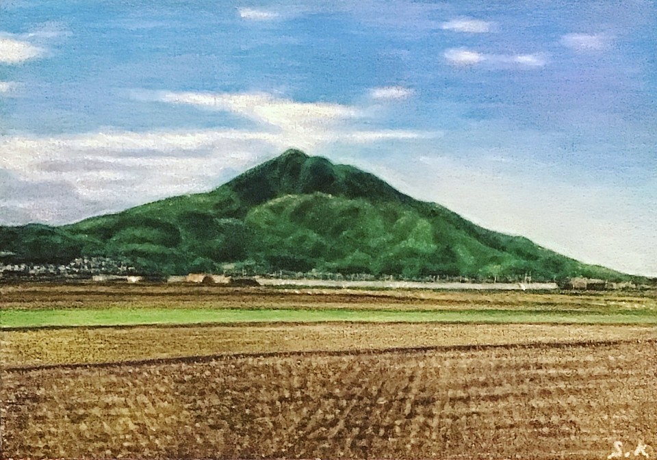 福岡県糸島にある美しい可也山の絵は、チョークアートとして私が手指のみで描いたものです。「S-KAYASAN（エスカヤサン）」という名前は、私の名前の頭文字である『S』と、可也山（Kayasan）に由来しています。