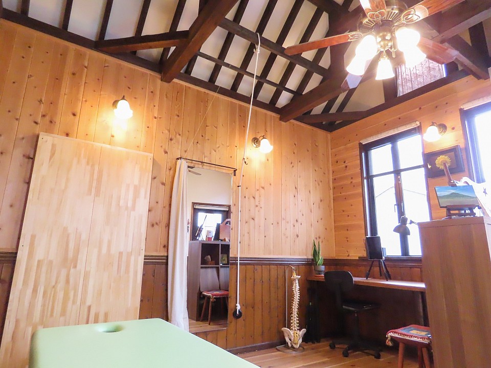 ベット一台とサロンの雰囲気